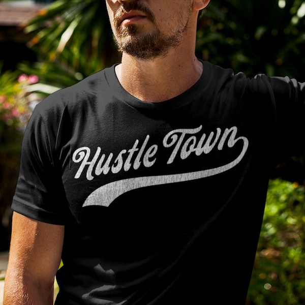 HUSTLE TOWN Shirt, Unisex In Black / Navy / Dark Heather • Houston TX klassiek honkbal stijl ontwerp met vintage textuur, Houston Texas cadeau