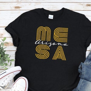 MESA Shirt, Unisex Mit Distressed Vintage Textur • Retro 60er/70er Design in gelb & weiß, großes grafisches Mesa AZ Shirt / Mesa Arizona Geschenk