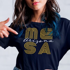 MESA Shirt, Unisex Mit Distressed Vintage Textur • Retro 60er/70er Design in gelb & weiß, großes grafisches Mesa AZ Shirt / Mesa Arizona Geschenk
