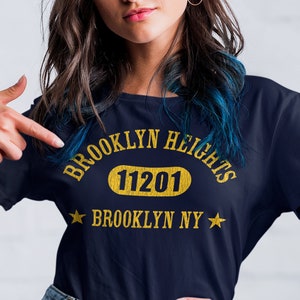 Chemise BROOKLYN HEIGHTS 11201, unisexe • Design athlétique classique en jaune soleil avec texture vintage / Disponible en noir, bleu marine, chiné foncé