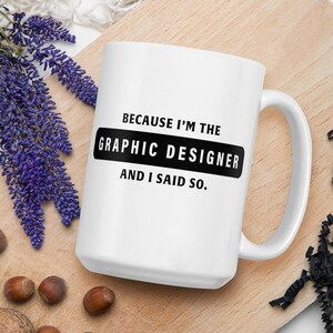 Pode incluir: Caneca de cerâmica branca com um gráfico preto que diz "Porque eu sou o designer gráfico e eu disse isso."