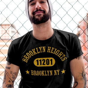 Chemise BROOKLYN HEIGHTS 11201, unisexe • Design athlétique classique en jaune soleil avec texture vintage / Disponible en noir, bleu marine, chiné foncé