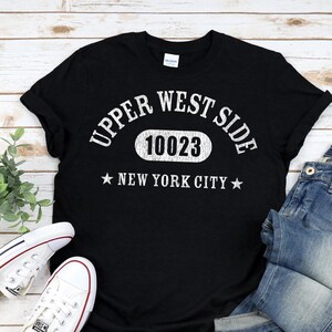Chemise UPPER WEST SIDE 10023, unisexe • Modèle athlétique classique blanc. Texture de style vintage / Disponible en noir, bleu marine ou chiné foncé