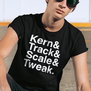 Zabawna koszulka prezentowa dla projektanta graficznego • Unisex w kolorze czarnym, granatowym lub ciemnym wrzosowym, z minimalistycznym wzorem typograficznym Kern and Track and Scale and Tweak
