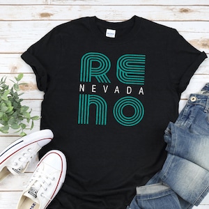 Camisa RENO, unissex com textura vintage envelhecida • Design retrô dos anos 60/70 em azul-petróleo e branco, camisa grande gráfica Reno NV/presente Reno Nevada
