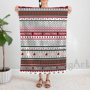 Puede incluir: Una manta rectangular con temática navideña con un patrón repetido de árboles rojos, zigzags y las palabras "MERRY CHRISTMAS" en blanco. La manta también presenta copos de nieve y gorros navideños. La combinación de colores incluye rojo, blanco, verde y beige.