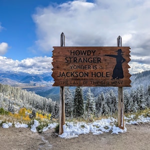 Stampa di alta qualità - Cartello Howdy Stranger, Teton Pass Wyoming. Laggiù c'è Jackson Hole, l'ultimo del vecchio West. Cowboy indica Valley View