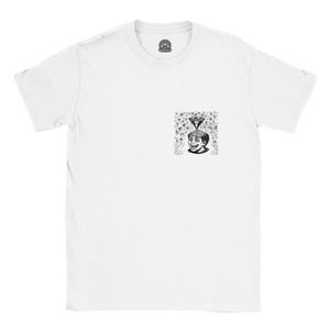 Peut inclure: T-shirt blanc avec une petite poche ornée d'une illustration en noir et blanc d'une personne avec un entonnoir versant dans sa tête. Le dessin comprend divers symboles et une expression faciale détaillée.
