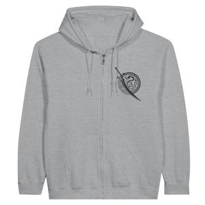 Könnte beinhalten: Ein grauer Reißverschluss-Hoodie mit einer schwarz-weißen Grafik eines Schwertes und eines Drachen in einem Kreis auf der linken Brust.