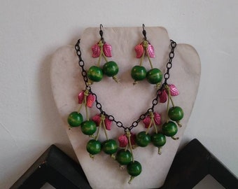 30s 40s 50s Style Wooden GREEN CHERRY Style Necklace & Earrings Novelty Fantasy