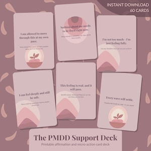 Può includere: Un mazzo di 60 carte di affermazione nei toni del rosa e beige. Ogni carta presenta un'affermazione unica e un testo di supporto. Il mazzo si intitola "The PMDD Support Deck".