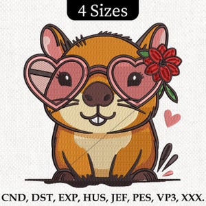 Peut inclure: Motif brodé d'un dessin animé de marmotte portant des lunettes de soleil en forme de cœur et une fleur rouge. L'image comprend le texte "4 Sizes" et des abréviations de formats de fichiers. Un petit cœur rose est également présent.