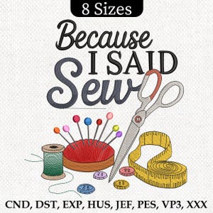 Può includere: Un ricamo con la scritta "Because I Said Sew" e strumenti di cucito. L'immagine include forbici, un cuscinetto per spilli con spilli colorati, una bobina di filo, bottoni e un metro a nastro.