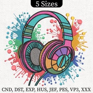 Könnte beinhalten: Buntes digitales Stickmuster von Kopfhörern mit einem Spritzfarbenhintergrund. Das Design enthält den Text "5 Größen" und "CND, DST, EXP, HUS, JEF, PES, VP3, XXX".