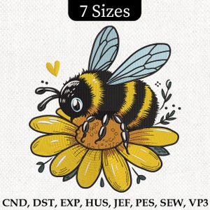 Op de afbeelding: Geborduurd ontwerp van een hommel op een gele bloem, met een klein geel hart. De bij heeft zwart-gele strepen, blauwe vleugels en is omgeven door groene bladeren. De tekst "7 Sizes" staat bovenaan.