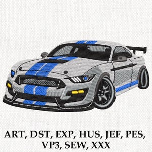 Può includere: Immagine ricamata di un'auto sportiva grigia con strisce e dettagli blu. L'auto ha ruote nere, uno spoiler posteriore e fari gialli. L'immagine include il testo "ART, DST, EXP, HUS, JEF, PES, VP3, SEW, XXX".