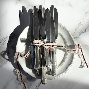 Vintage Flatware, Set of 11 Table Knives by Cruz de Malta – Stainless Steel, Elegant Engraved Handles, Kings Pattern, Elegant Table Settings