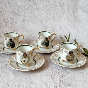 Antikes einzigartiges Set der 1930er Jahre 4 Porzellan-Kaffeetassen auf drei Beinen und Untertassen Limoges Frankreich, Napoleon I, Josephine und Napoleon II