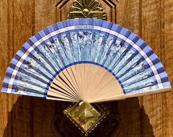 Abanico plegable azul Christian Dior con estuche, accesorio de lujo Riviera, ventilador de viaje de diseño con estampado neoclásico