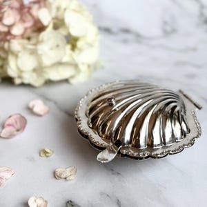 Rare Vintage Silver Plated Caviar bowl With Elegant Handle, Caviar dish, Shell-shaped Butter dish with Knive, Glass Shell Made in England