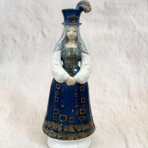 Rare Retired Lladro Solemn Lady Figurine 01001157 | 1971–1975 | Traditional Spanish Dress, Spanish Porcelain Sculpture by Julio Fernández