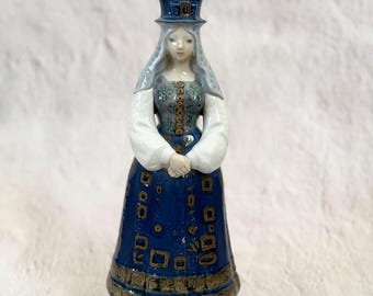 Rare Retired Lladro Solemn Lady Figurine 01001157 | 1971–1975 | Traditional Spanish Dress, Spanish Porcelain Sculpture by Julio Fernández