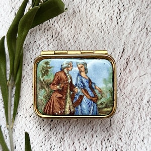 Boîte à bijoux pour pilules romantique en porcelaine et laiton vintage des années 1960, boîte à bibelots miniature scène de cour romantique