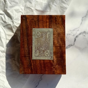 Vintage 1970s Wooden Playing Card Box with Brass King Of Spades, Poker Gift – Mid Century Storage Box, Game Night Decor – Card Lover Gift