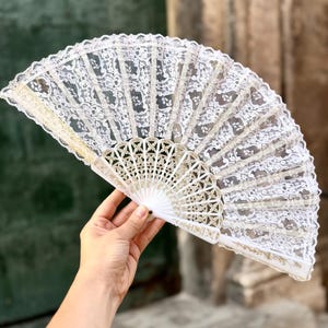 NEW Vintage Elegant White Lace Bridal Fan with Gold Details, Hand Fan for Wedding, Bridal Accessory, Romantic Shabby Chic, Summer Wedding