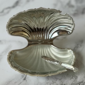 Exquisite Vintage Silver-Plated Caviar Dish Server Butter Dish With Original Knife by Meneses in Rare Shell Shape, 1930s-1940s