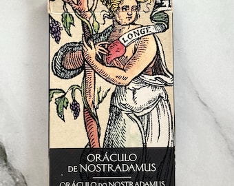 Puede incluir: Una baraja de cartas de tarot con una ilustración vintage de una mujer sosteniendo una rama de árbol con uvas. La carta tiene la palabra "LONGE" en una pancarta. El título "ORÁCULO DE NOSTRADAMUS" está impreso en una banda negra en la parte inferior.