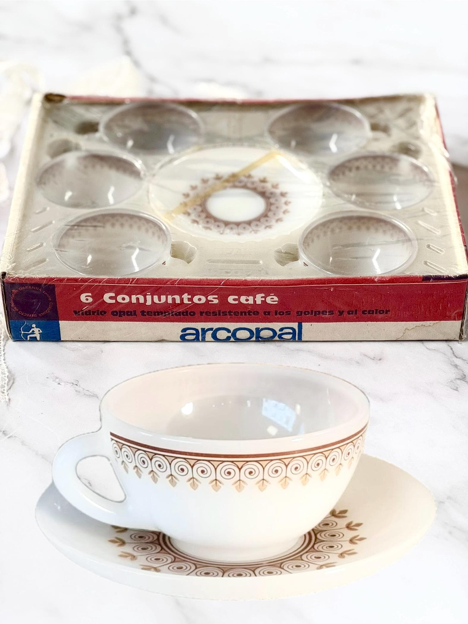 2 TASSES ARCOPAL Verre Opaline Blanc Et Bleu 1970 Vintage Decoration Art Table EUR 20,00 - FR