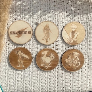 Puede incluir: Seis posavasos de madera con personajes e imágenes del videojuego Final Fantasy VII. Los posavasos presentan a Cloud Strife, Sephiroth, el Chocobo y el logotipo del juego.