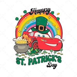Puede incluir: Un coche de carreras rojo de dibujos animados que lleva un sombrero verde de duende con una hebilla dorada. El coche sostiene una olla de oro y está rodeado de tréboles y un arcoíris. El texto "Happy St. Patrick's Day" está escrito debajo del coche.