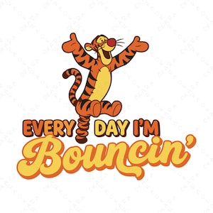 以下が含まれることがあります： 「EVERY DAY I'M BOUNCIN'」の文字と、オレンジと黄色のくまのプーさんのティガーの漫画グラフィック。ティガーは腕を上げてジャンプしています。テキストはレトロなフォントです。