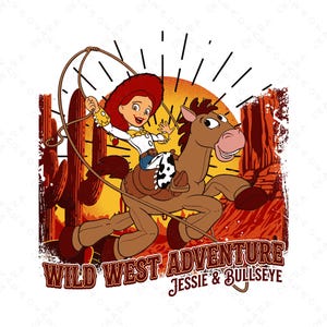 Może przedstawiać: Kresk&oacute;wka przedstawiająca Jessie z Toy Story jadącą na Bullseye, brązowym koniu, z lassem. Tło przedstawia scenerię pustynną z kaktusami i zachodzącym słońcem. Tekst brzmi "Wild West Adventure Jessie & Bullseye."