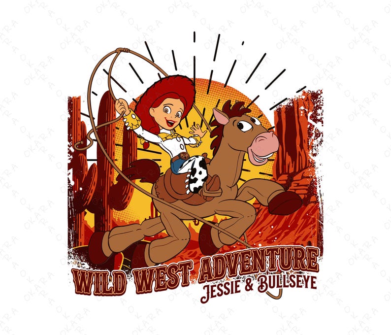 Może przedstawiać: Kresk&oacute;wka przedstawiająca Jessie z Toy Story jadącą na Bullseye, brązowym koniu, z lassem. Tło przedstawia scenerię pustynną z kaktusami i zachodzącym słońcem. Tekst brzmi "Wild West Adventure Jessie & Bullseye."