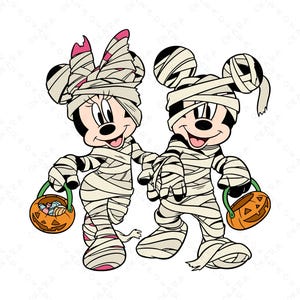Könnte beinhalten: Mickey Mouse und Minnie Mouse verkleidet als Mumien für Halloween, jeder mit einem Kürbis-förmigen Süßigkeiteneimer.