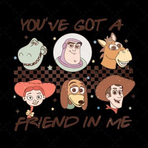 Op de afbeelding: Een retro-illustratie van de Toy Story-personages Woody, Buzz Lightyear, Jessie, Rex en Slinky Dog. De personages zijn in een cirkel rond de tekst "You've got a friend in me" gerangschikt.