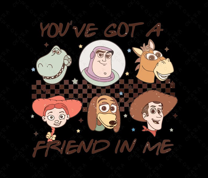 Op de afbeelding: Een retro-illustratie van de Toy Story-personages Woody, Buzz Lightyear, Jessie, Rex en Slinky Dog. De personages zijn in een cirkel rond de tekst "You've got a friend in me" gerangschikt.