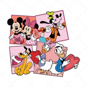 Puede incluir: Ilustración colorida con Mickey Mouse, Minnie Mouse, Goofy, Pluto, Daisy y Donald. Cada personaje sostiene un regalo en forma de corazón sobre un fondo rosa. La imagen tiene un tema de San Valentín.