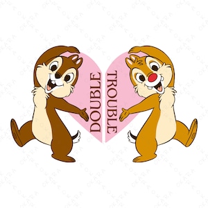 Può includere: Due chipmunk dei cartoni animati, uno marrone e uno giallo, tengono un cuore rosa con le parole "Double Trouble" scritte su di esso.