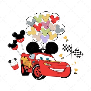 Puede incluir: Un coche de carreras rojo de dibujos animados con el número 95 y la palabra "LIGHTYEAR" en el neumático. El coche tiene orejas de Mickey Mouse y está rodeado de globos de Mickey Mouse, trofeos y banderas a cuadros.
