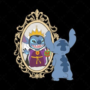 Puede incluir: Ilustraci&oacute;n de dibujos animados de Stitch mir&aacute;ndose en un espejo. El espejo muestra a Stitch vestido de reina, sosteniendo una manzana verde. El espejo tiene un marco dorado adornado. Stitch es azul con orejas grandes.