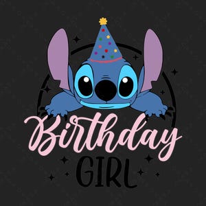 Op de afbeelding: Een blauw Stitch-personage draagt ​​een feestmuts met kleurrijke sterren en de tekst "Birthday Girl" in roze en zwart.
