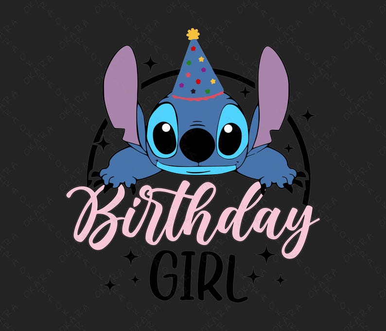 Op de afbeelding: Een blauw Stitch-personage draagt ​​een feestmuts met kleurrijke sterren en de tekst "Birthday Girl" in roze en zwart.