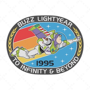 Può includere: Toppa ovale con Buzz Lightyear in volo, su sfondo blu stellato. La toppa presenta la scritta "BUZZ LIGHTYEAR" in alto, "TO INFINITY & BEYOND" in basso e l'anno "1995". Il design include un gradiente arcobaleno e un bordo di alloro dorato.