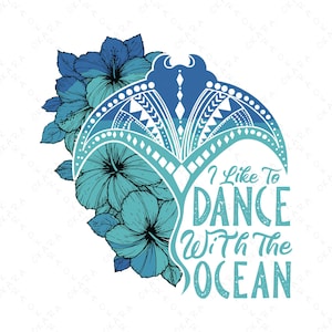 Op de afbeelding: Een grafisch ontwerp met een gestileerde manta rog in blauw- en tinten, versierd met tribale patronen. Blauwe hibiscusbloemen staan links. De tekst luidt: "I Like To Dance With The Ocean."