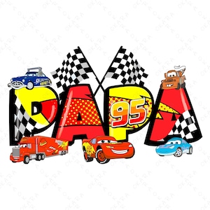 Op de afbeelding: Een kleurrijk grafisch ontwerp met het woord "PAPA" in rood en geel, met het nummer "95" in het midden. Cartoonauto's en geblokte vlaggen omringen de tekst, wat een speels ontwerp creëert.