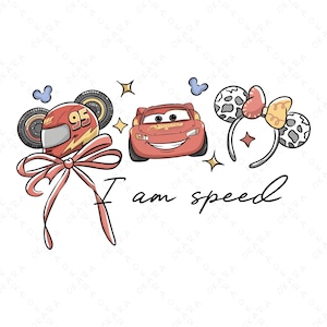 Könnte beinhalten: Eine Illustration mit einem roten Rennwagen, einem Rennhelm mit der Nummer 95 und einem Paar Mäuseohren mit einer Schleife. Der Text „I am speed“ steht darunter. Das Design umfasst Sterne und kleine blaue Schmetterlinge.